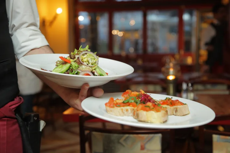 Frisch angerichtete Gerichte im Restaurant serviert, Symbol für Restaurant eröffnen und Gastronomiegründung