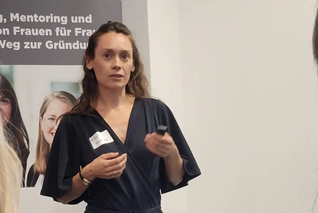 Andrea Perino am Schreibtisch – Erfolgreicher Start als akademische Beraterin mit AVGS-Coaching