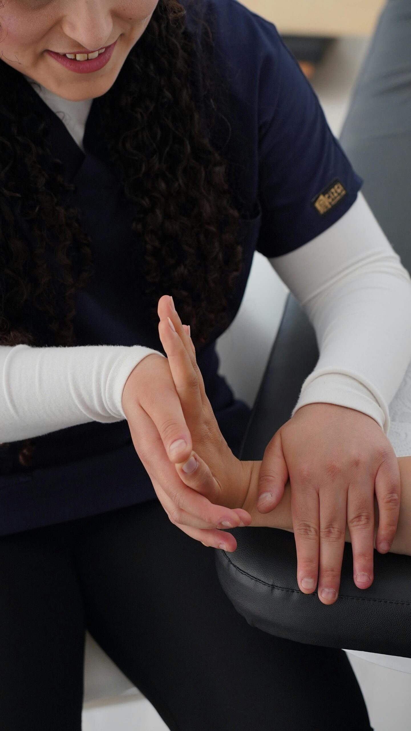 Heilpraktikerin mit Patientin bei einem Test
