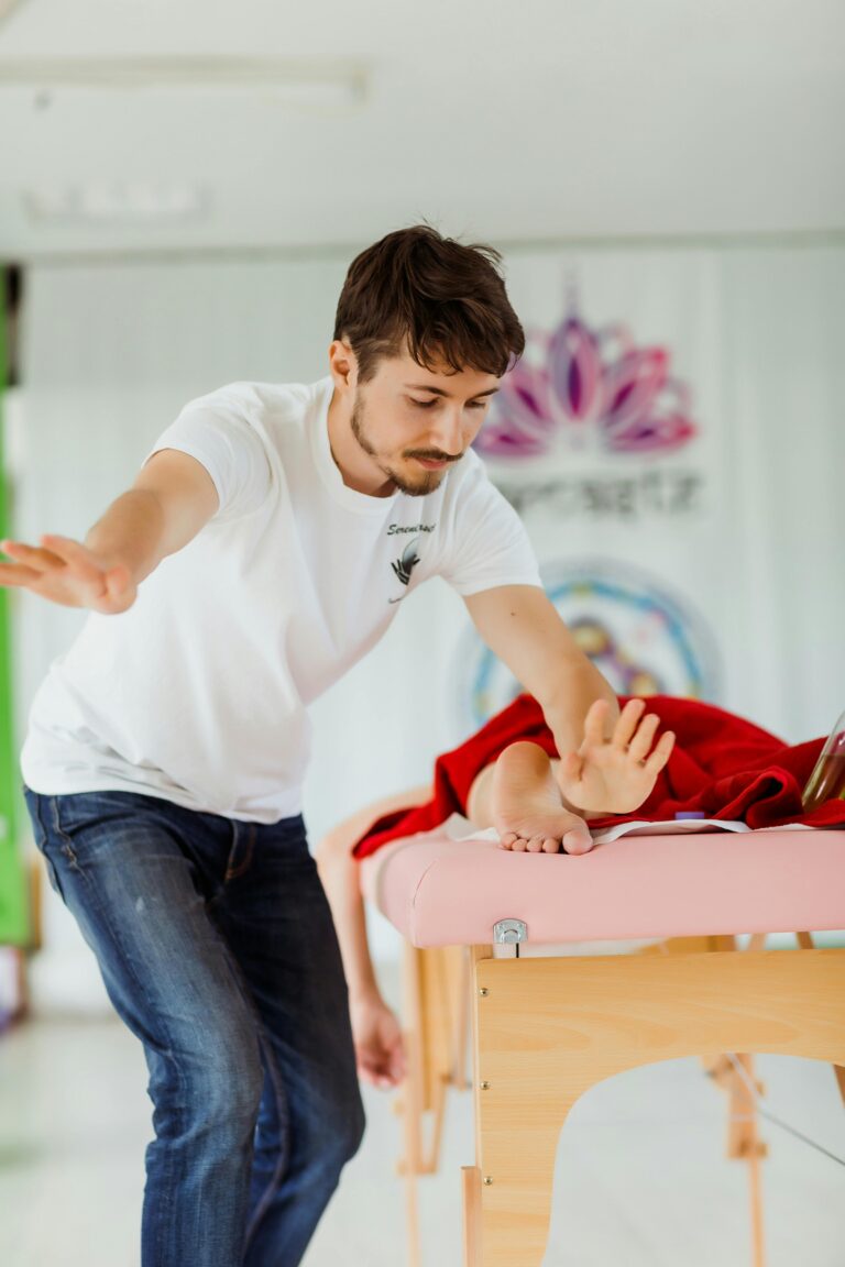 Heilpraktiker mit Patientin bei der Arbeit
