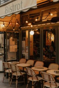 Bistro mit Gästen im Innenraum