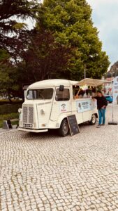 Beiger Foodtruck von außen