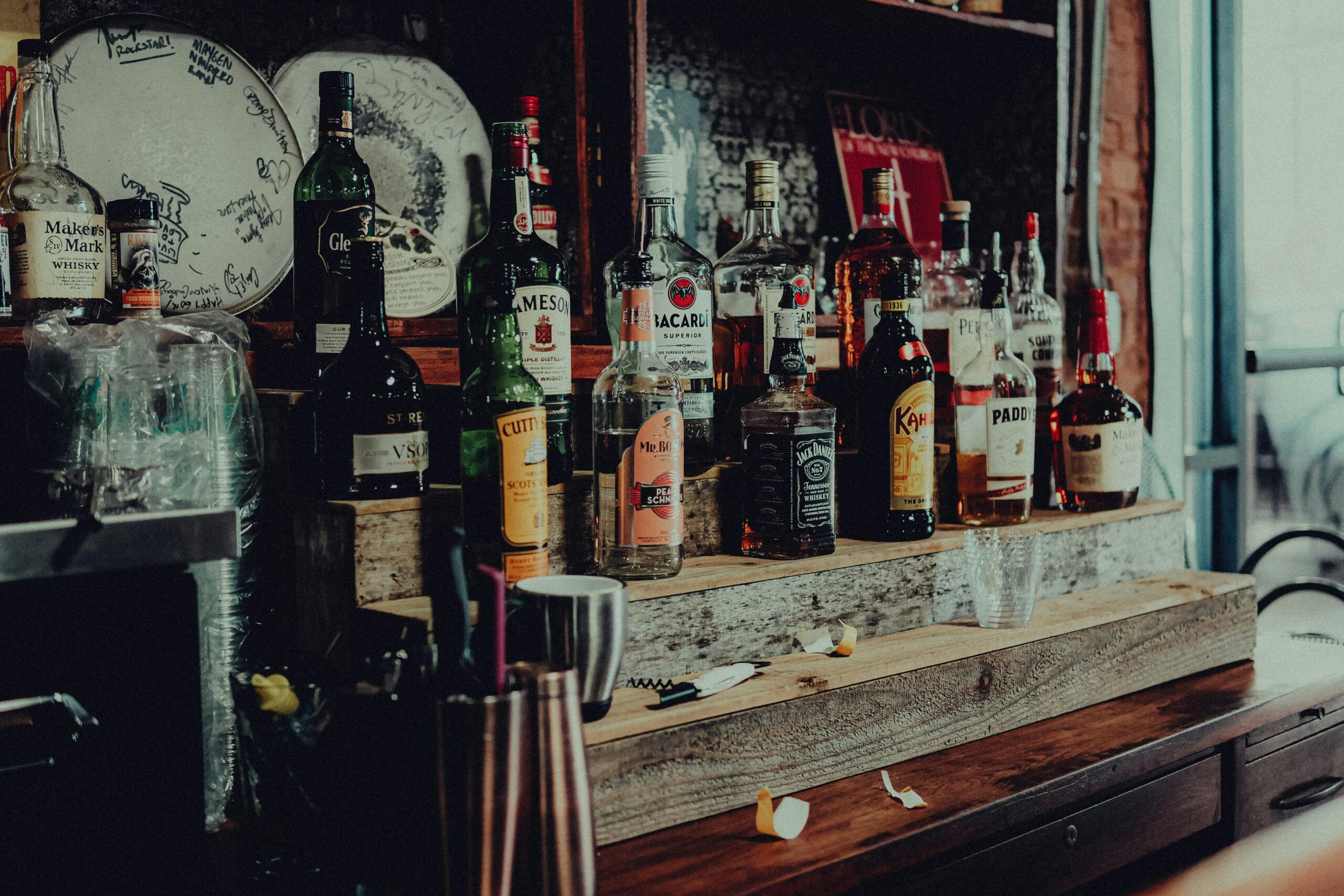 Verschiedene Spirituosen stilvoll präsentiert in einer Bar