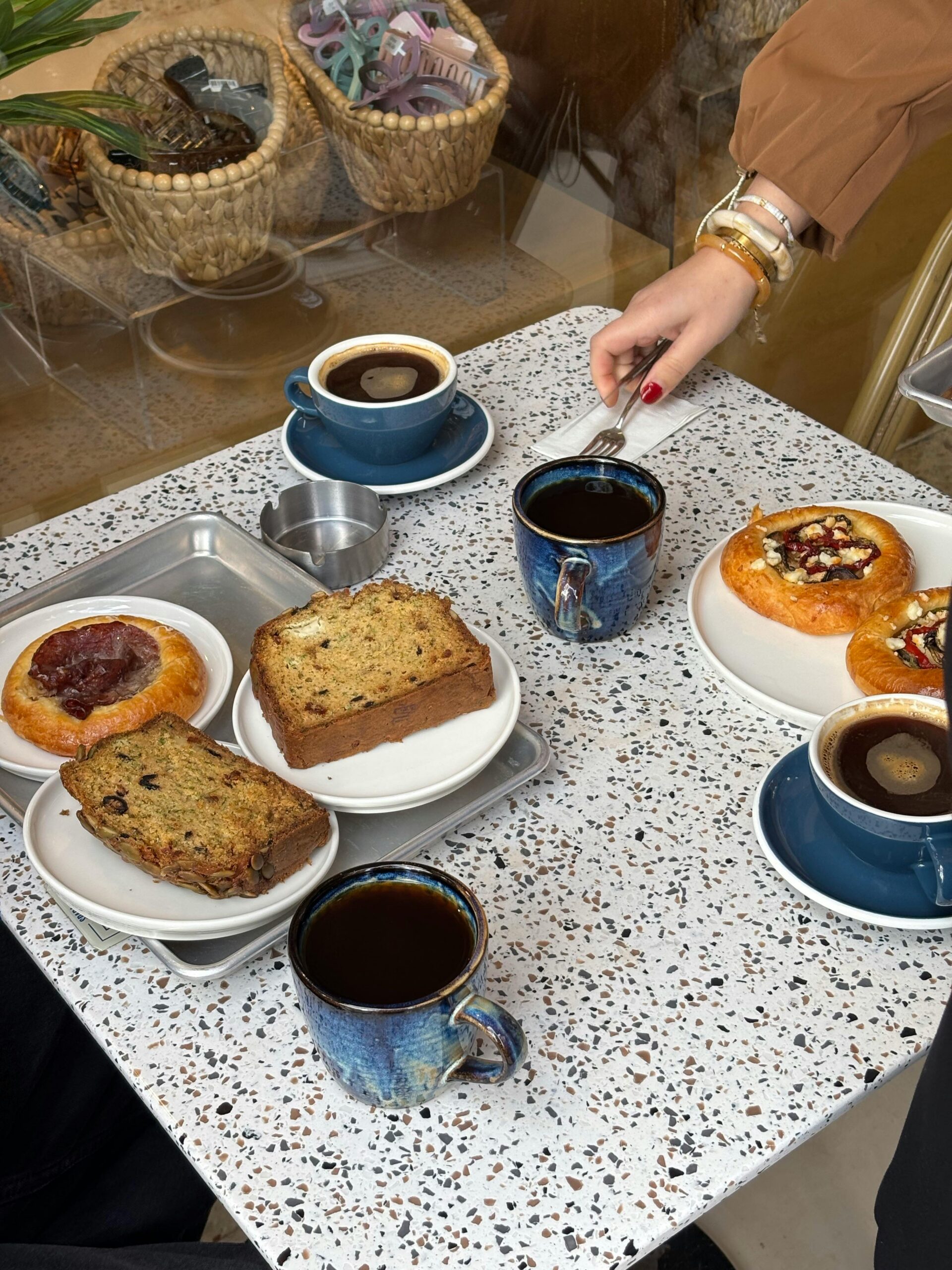 Schön gedeckter Tisch mit Kaffee und Gebackenem