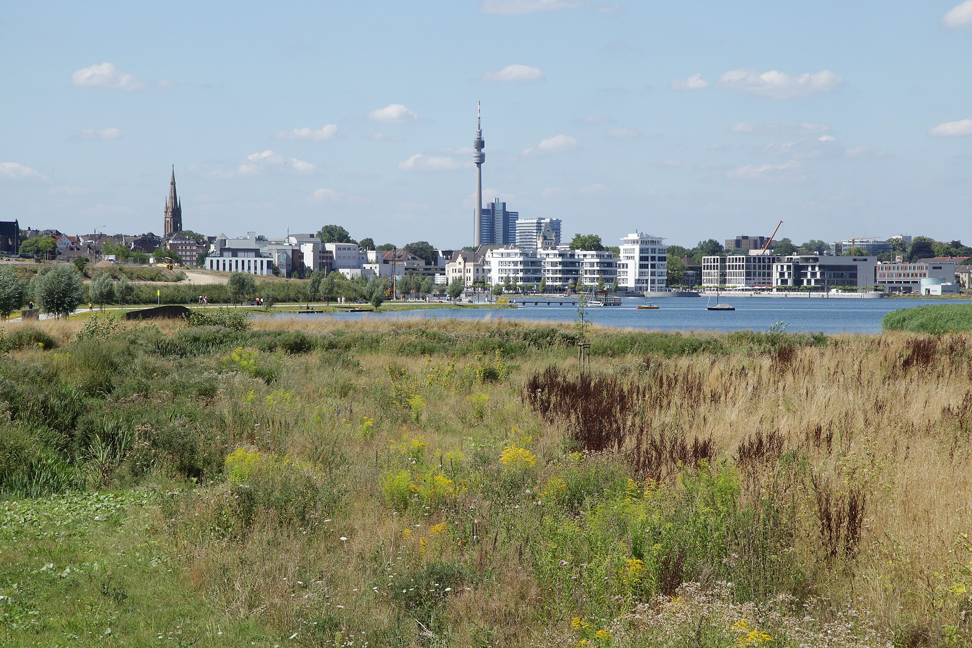 Blick über den Phoenix-See auf die neuen Uferbauten und den Florianturm in Dortmund