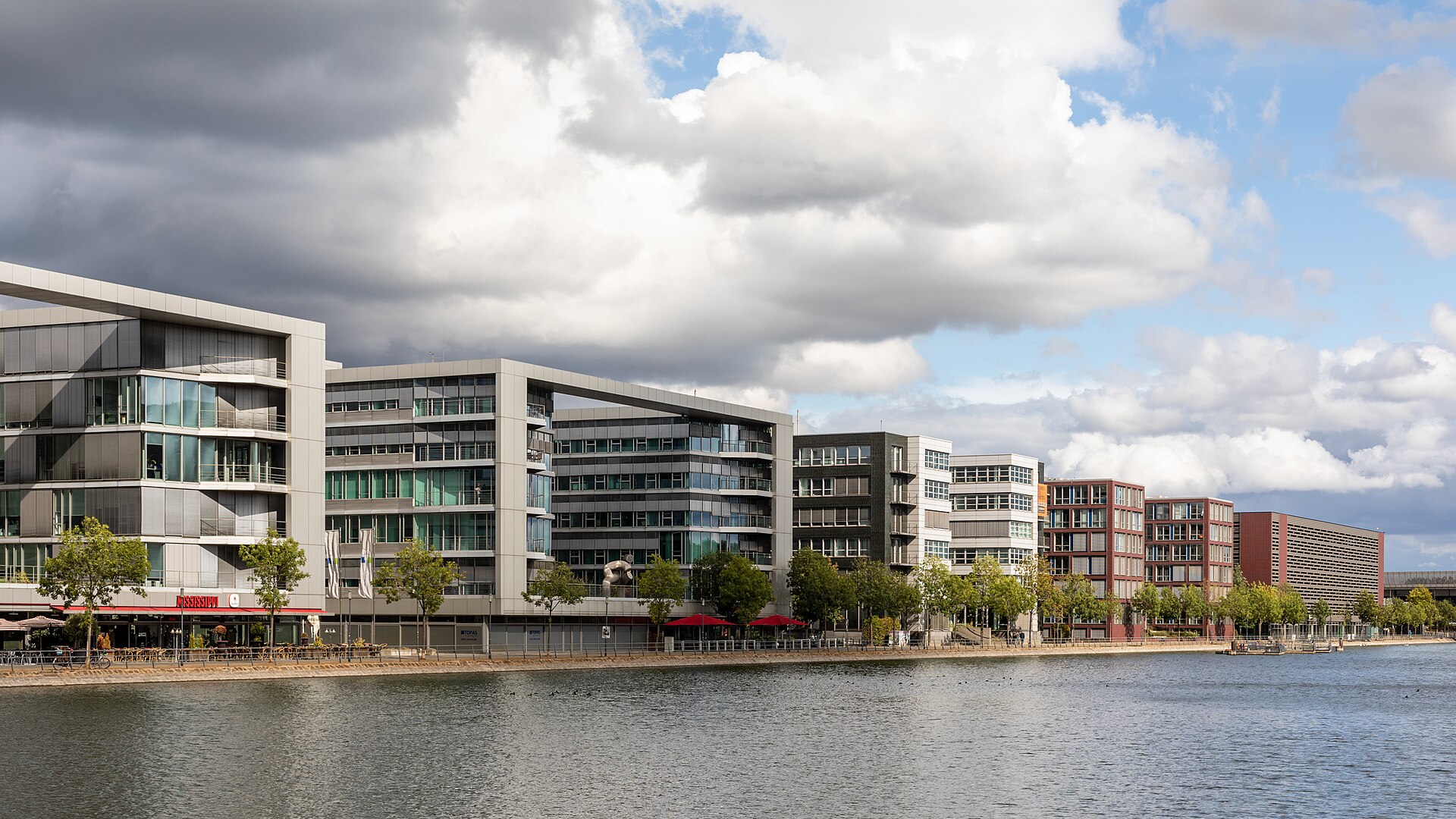 Bürogebäude am Innenhafen in Duisburg, gesehen vom gegenüberliegenden Ufer