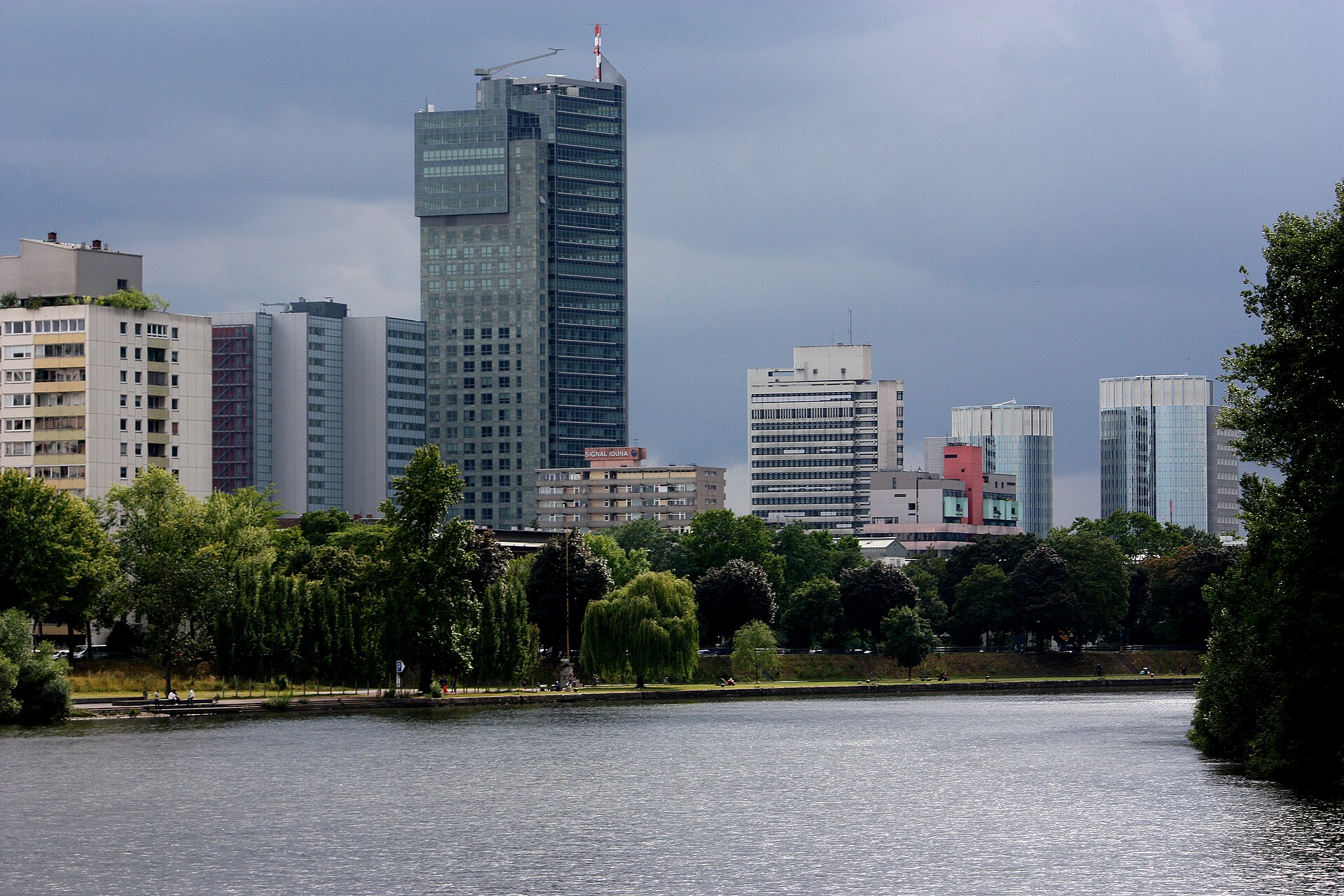 Skyline von Offenbach am Main mit Hochhäusern über dem Mainufer