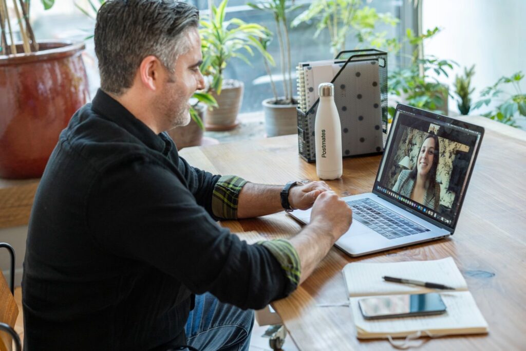 Coach führt eine Online-Session per Videocall am Laptop